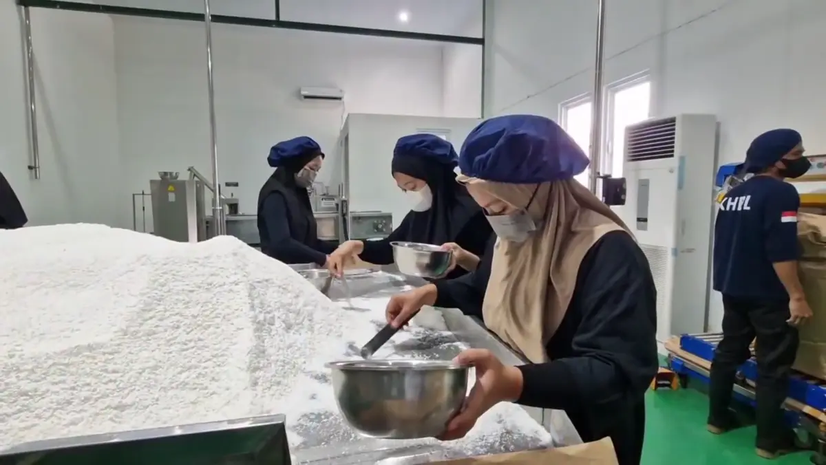 Tim quality control memeriksa hasil olahan kelapa